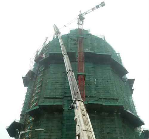 潜江吊车在工地上作业